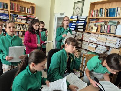 В ОУ „Кирил Христов“ младите журналисти от клуб „Рицари на словото“ посветиха радиопредаване на Деня на народните будители 2