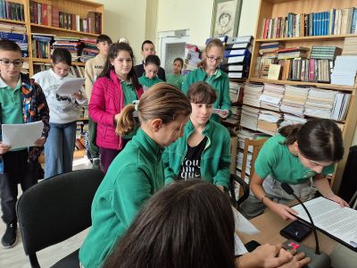 В ОУ „Кирил Христов“ младите журналисти от клуб „Рицари на словото“ посветиха радиопредаване на Деня на народните будители 5