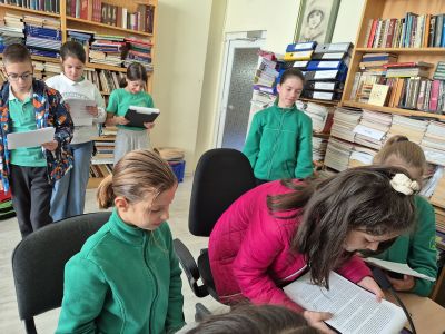 В ОУ „Кирил Христов“ младите журналисти от клуб „Рицари на словото“ посветиха радиопредаване на Деня на народните будители 6