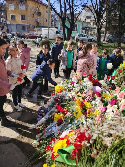 Втори клас на ОУ „Кирил Христов“ отдадоха своята искрена почит към делото на Васил Левски 6