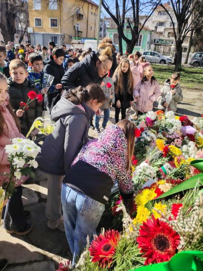 Втори клас на ОУ „Кирил Христов“ отдадоха своята искрена почит към делото на Васил Левски 7