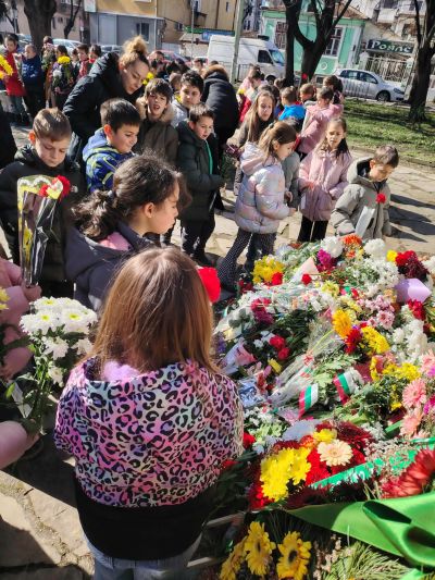 Втори клас на ОУ „Кирил Христов“ отдадоха своята искрена почит към делото на Васил Левски 8